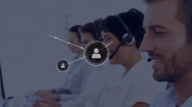 Bağlı simgelerin canlandırılması, çeşitli servis ajanlarının kulaklık takan müşterilerle konuşması. Dijital bileşik, çoklu pozlama, iletişim, müşteri hizmetleri, çağrı merkezi ve teknoloji kavramı.