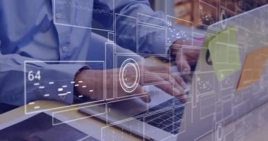 Kafkas iş adamının dizüstü bilgisayarla veri işleme animasyonu. Küresel iş, dijital arayüz, hesaplama ve veri işleme kavramı dijital olarak oluşturulmuş video.