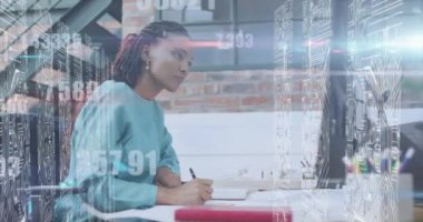Afro-Amerikan iş kadınının ofisinde veri işleme animasyonu. Küresel iş, bağlantılar, dijital arayüz, hesaplama ve veri işleme kavramı dijital olarak oluşturuldu.