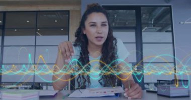 Ofisteki iki ırklı iş kadınıyla ilgili veri işleme animasyonu. Küresel iş, bağlantılar, dijital arayüz, hesaplama ve veri işleme kavramı dijital olarak oluşturuldu.