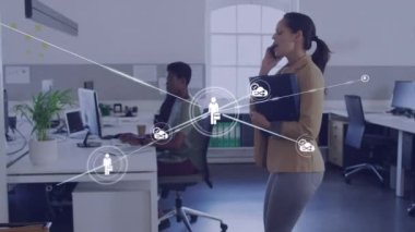 Ofisteki çeşitli iş adamları üzerinde veri işleme animasyonu. Küresel iş, dijital arayüz, hesaplama ve veri işleme kavramı dijital olarak oluşturulmuş video.