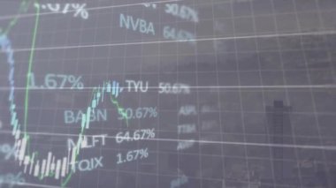 Şehir manzarasının havadan görüntüsüne karşı finansal ve borsa veri işleme animasyonu. Küresel ekonomi ve iş teknolojisi kavramı