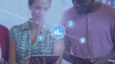 Ofiste tartışan çeşitli meslektaşlara karşı dijital simge ağının animasyonu. Küresel ağ ve iş teknolojisi kavramı