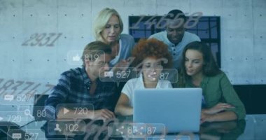 Dizüstü bilgisayardaki raporları tartışan farklı iş arkadaşlarının numaralarını ve mesaj kutularını değiştirme animasyonu. Dijital bileşik, çoklu pozlama, büyüme, takım çalışması ve teknoloji kavramı.