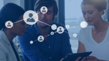 Ofiste tartışan farklı meslektaşlara karşı profil simgeleri ağının animasyonu. Küresel ağ ve iş teknolojisi kavramı