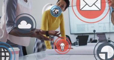 Ofisteki çeşitli iş adamları üzerinde veri işleme animasyonu. Küresel iş, dijital arayüz, hesaplama ve veri işleme kavramı dijital olarak oluşturulmuş video.