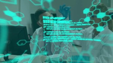 Bilgisayar dili ve molekül yapılarının animasyonu, sıvıyı inceleyen çeşitli araştırmacılar. Dijital bileşik, çoklu pozlama, kodlama, takım çalışması, anatomi, tıbbi ve teknoloji konsepti.