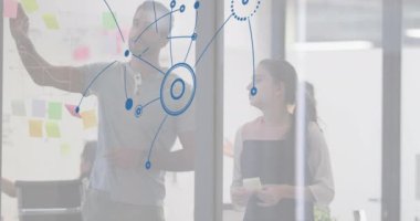 Ofisteki çeşitli iş adamları üzerinde veri işleme animasyonu. Küresel iş, dijital arayüz, bağlantılar, hesaplama ve veri işleme kavramı dijital olarak oluşturuldu.