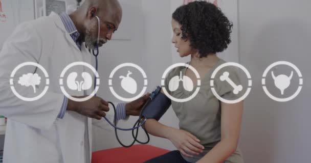Animace Ikon Nad Mužským Afroamerickým Lékařem Ženou Globální Koncept Zdravotnictví — Stock video