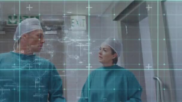 Анімація Карти Схеми Сітки Над Різноманітними Хірургами Обговорюються Коридорі Лікарні — стокове відео