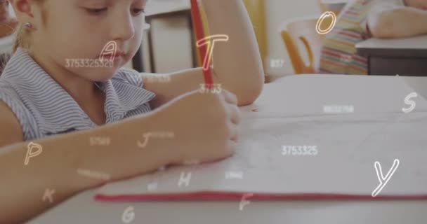 本に書いている白人女の子の上に数字と複数の文字を変更するアニメーション デジタル複合体 複数の露出 ビジネス 子供時代 学校の概念 — ストック動画