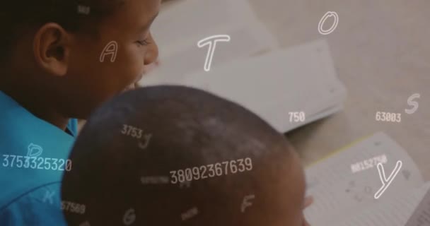 不断变化的数字和字母的动画 俯瞰着非洲裔美国学生读书的情景 数字合成 多重接触 教育和学校概念 — 图库视频影像