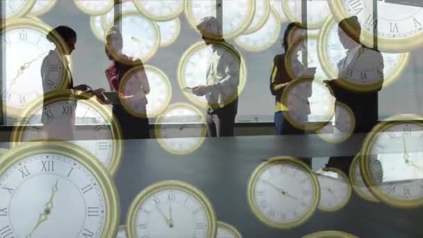 Animação Relógios Analógicos Dourados Caindo Compartilhando Ideias Contra Janela Vidro — Vídeo de Stock