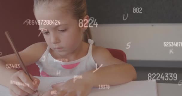 Değişen Numaraların Animasyonu Beyaz Bir Kızın Sınıfta Kitap Yazması Üzerine — Stok video