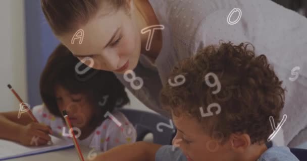 Animacja Zmieniających Się Cyfr Wielu Liter Nad Różnymi Nauczycielami Pomagającymi — Wideo stockowe