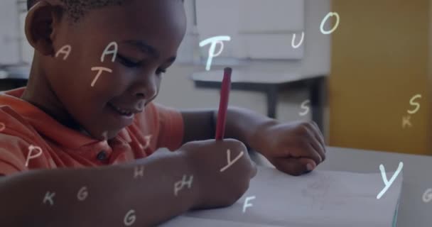 Animación Una Carta Bucle Sobre Niño Afroamericano Escribiendo Libro Aula — Vídeos de Stock