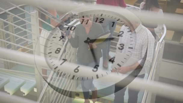 Анимация Цифровых Часов Над Разнообразными Коллегами Разговаривающими Идущими Лестнице Офисе — стоковое видео