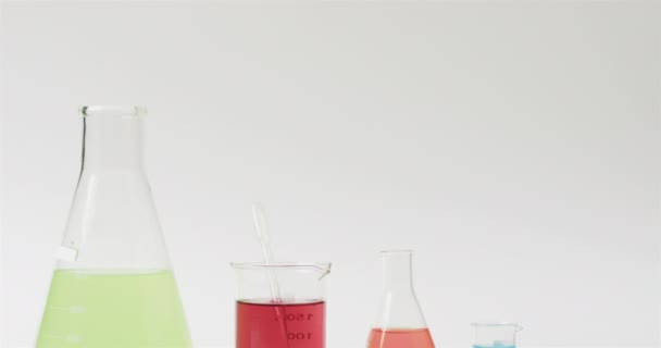 在白底瓶中的有色液体 有复制空间 慢动作 实验室 学校和教育概念 — 图库视频影像