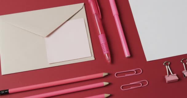 Tollak Ceruzák Írószerek Közelsége Piros Alapon Lassított Felvételben Asztal Kommunikáció — Stock videók