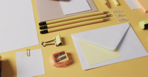 Großaufnahme Von Stiften Bleistiften Und Papeterie Auf Gelbem Hintergrund Zeitlupe — Stockvideo