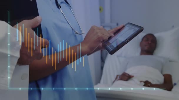 Animace Grafů Střední Část Různých Lékařů Diskutovat Přes Tablet Pacientem — Stock video
