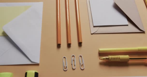 Großaufnahme Von Stiften Bleistiften Und Papeterie Auf Beigem Hintergrund Zeitlupe — Stockvideo