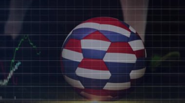 Grafik ve sayıların animasyonu, futbol oyuncusunun Hollanda bayrağıyla topa vuruşunun alt kısmının üzerinde. Dijital bileşim, çoklu pozlama, rapor, vatanseverlik, ticaret, spor, rekabet.