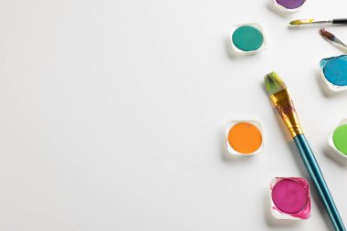 Beyaz arkaplanda fotokopi alanı olan boya ve fırçaları kapat. Okula dönüş, sanat, resim, okul malzemeleri, öğrenme, okul ve eğitim kavramı.