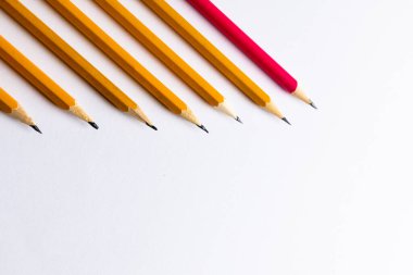 Keskinleştirilmiş kalemleri beyaz arkaplanda kopyalama alanı olan sıraya dizin. Okul malzemeleri, yazma, çizim, öğrenme, okul ve eğitim kavramı.