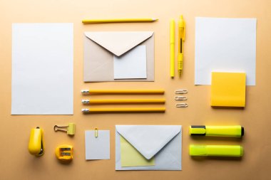 Sarı kalemler, fosforlu kalemler, fosforlu kalemler ve sarı zemin üzerinde kopya alanı olan beyaz kağıtlar. Okul malzemeleri, yazma, renklendirme, çizim, öğrenme, okul ve eğitim kavramı.