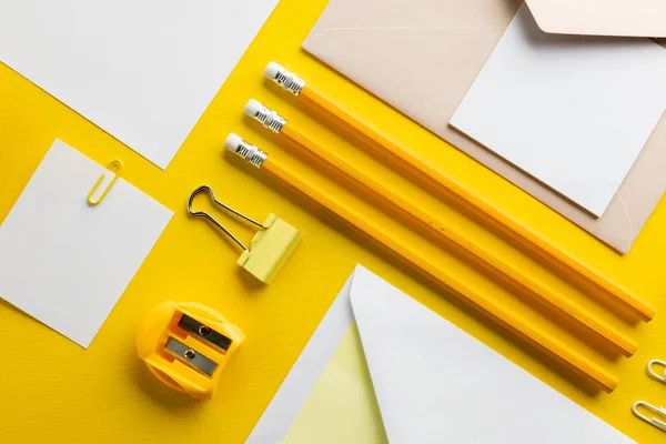 扁平的黄色铅笔 钢笔和白纸 背景为黄色 有复制空间 学校和教育概念 — 图库照片