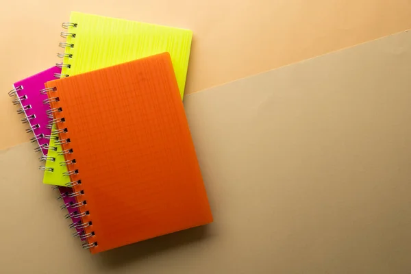Πολύχρωμα Σημειωματάρια Και Αντίγραφο Χώρου Πορτοκαλί Φόντο Ανάγνωση Μάθηση Σχολείο — Φωτογραφία Αρχείου