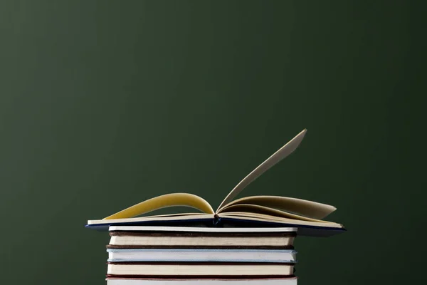 Close Van Stapel Boeken Notitieboekjes Met Kopieerruimte Groene Achtergrond Lezen — Stockfoto