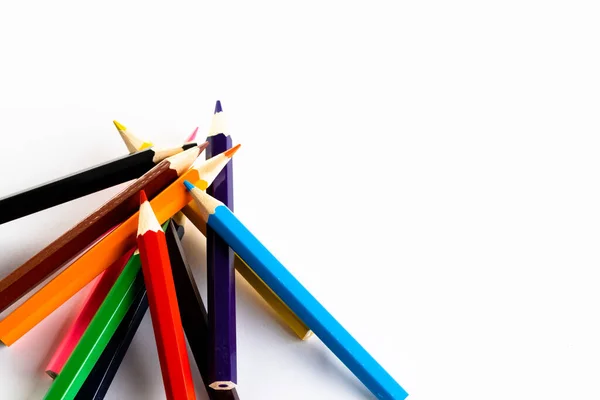 白い背景にコピースペースと色鉛筆のスタックの閉鎖 学校の教材 教育の概念 — ストック写真