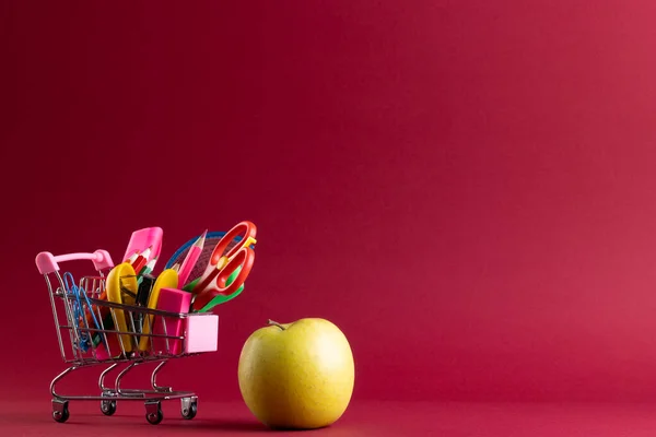 Närbild Miniatyr Shopping Vagn Med Skolmaterial Äpple Och Kopiera Utrymme — Stockfoto