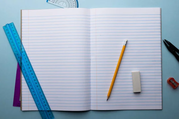 用尺子和蓝色背景的书写材料与笔记本紧密相连 学校和教育概念 — 图库照片