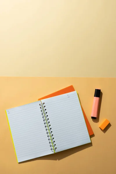 平铺的笔记本和复印机 在黄色背景上有复制空间 学校和教育概念 — 图库照片