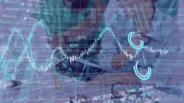 Çeşitli insan grupları üzerinde dijital veri işleme animasyonu. Küresel veri işleme kavramı dijital oluşturulmuş video.