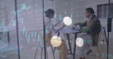 Sıradan ofis toplantılarındaki çeşitli meslektaşlar üzerinde grafik ve veri işleme animasyonları. Veri, dijital arayüz, takım çalışması ve günlük iş konsepti dijital olarak oluşturulmuş video.