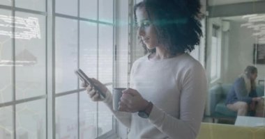 Ofiste akıllı telefon kullanan iki ırklı iş kadınının 6G metin ve verilerinin animasyonu. Veri işleme, dijital arayüz, iletişim ve günlük iş konsepti dijital olarak oluşturulmuş video.