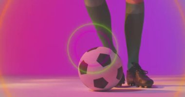 Kafkasyalı futbolcunun üzerine düşen konfeti animasyonu. Spor, rekabet, kazanma ve kutlama konsepti dijital olarak oluşturulmuş video.