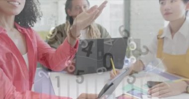 Sıradan ofis toplantılarında çeşitli yaratıcı iş arkadaşlarıyla ilgili veri işleme animasyonu. Veri, dijital arayüz, takım çalışması ve günlük iş konsepti dijital olarak oluşturulmuş video.