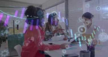 Çeşitli yaratıcıların ofis toplantılarında konuştuğu grafiklerin ve veri işlemenin animasyonu. Veri, dijital arayüz, takım çalışması ve günlük iş konsepti dijital olarak oluşturulmuş video.