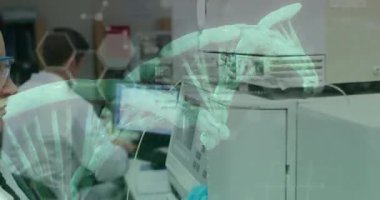 Laboratuvarda ekipman kullanan beyaz kadın bilim adamının üzerindeki DNA ipliklerinin animasyonu. Dijital olarak üretilen tıbbi hizmetler, teknoloji, araştırma, tıp ve sağlık konsepti.
