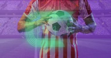 Afro-Amerikan futbolcu ve spor stadyumunun üzerine düşen konfeti animasyonu. Spor, rekabet, kazanma ve kutlama konsepti dijital olarak oluşturulmuş video.