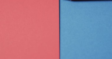 Mavi ve kırmızı pastel boyaların yukarıdan görünüşü kırmızı ve mavi arka planda, yavaş çekimde. Kırtasiye, öğrenim, okul ve eğitim kavramı.