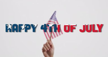 Amerika 'nın 4 Temmuz yazı ve el ele tutuşması bayrağının beyaz arka planda mutlu bir animasyonu. Amerika, bağımsızlık günü, kutlama, gelenek, tatil ve vatanseverlik kavramı dijital olarak oluşturulmuş video.