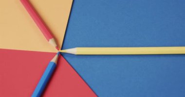 Renkli arka plandaki pastel boyaları yavaş çekimde kapat. Kırtasiye, öğrenim, okul ve eğitim kavramı.