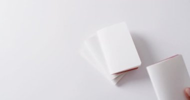 Yavaş çekimde fotokopi alanı olan kağıt parçalarının üzerine bir kağıt parçası koyuyorsun. Doku ve kağıt.