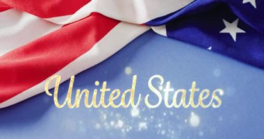 Işıl ışıl Amerika Birleşik Devletleri 'nin animasyonu mavi arka planda Amerikan bayrağı üzerine mesaj atıyor. Amerika, bağımsızlık günü, kutlama, gelenek, tatil ve vatanseverlik kavramı dijital olarak oluşturulmuş video.